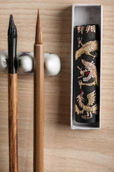 Инструменты для каллиграфии на столе
