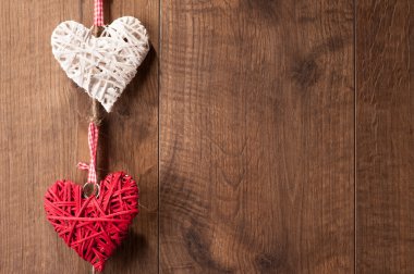 Ahşap duvarda asılı Kalpler