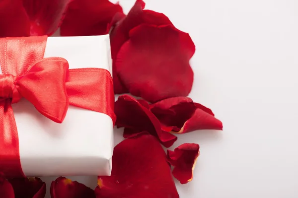 Scatola regalo in petali di rosa — Foto Stock