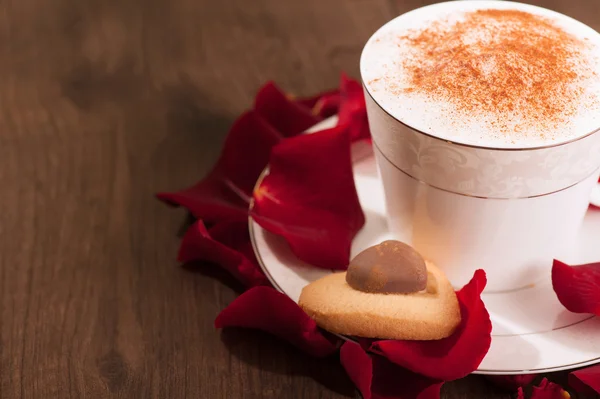 Closeup εικόνα υπέροχο καρδιά σχήμα cookie και φλιτζάνι καφέ — Φωτογραφία Αρχείου