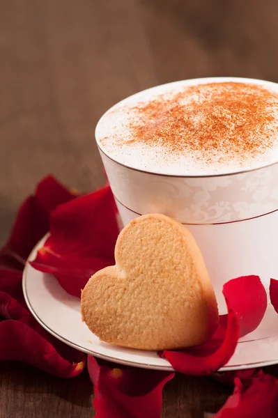 Imagen de primer plano hermosa galleta en forma de corazón y taza de café — Foto de Stock