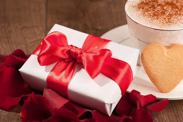 Closeup image of present and cup coffee — Stock Photo, Image