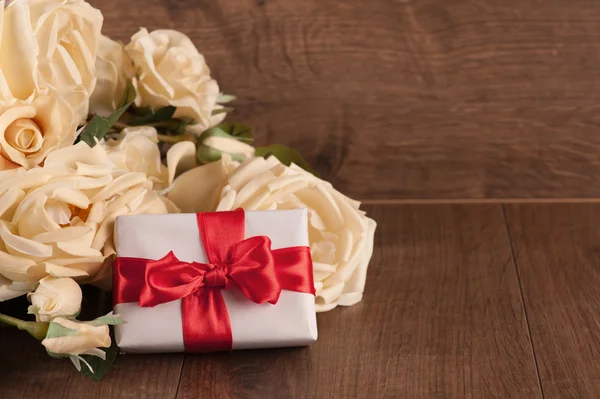 Bouquet van witte rozen en doos van de gift — Stockfoto