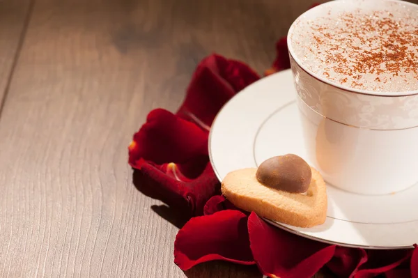 Closeup image lovely heart shape cookie and cup of coffee — Stock Photo, Image