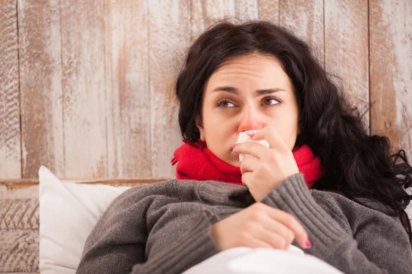 Jeune fille malade couché dans le lit — Photo