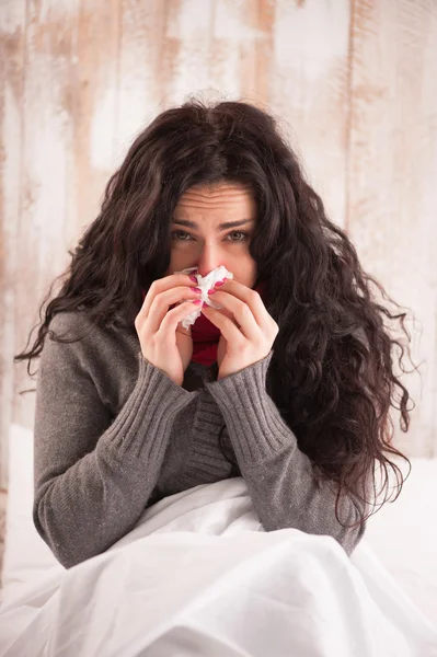 Jeune beauté attrapé un froid — Photo