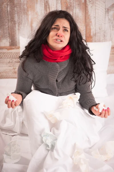 Chica enferma desesperada con tejidos — Foto de Stock