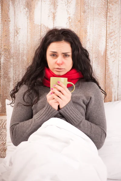 Frustré fille malade avec tasse — Photo