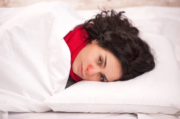 Frustrada menina doente na cama — Fotografia de Stock