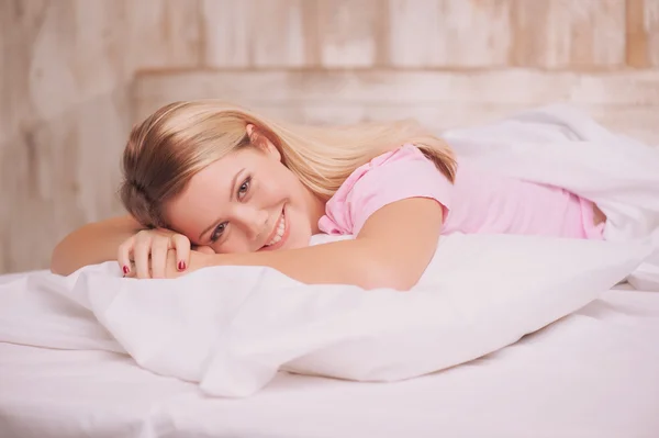 Beautiful woman waking up in the bed — Stock Photo, Image