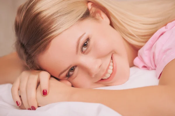 Mulher bonita acordando na cama — Fotografia de Stock