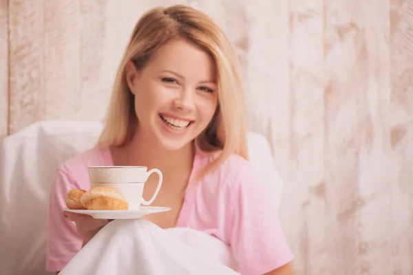 Sorpresa del mattino. Vista laterale di bella giovane donna sdraiata in essere — Foto Stock