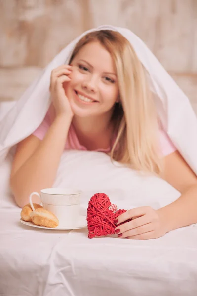 Breakfast in bed to valentines day — Stock Photo, Image