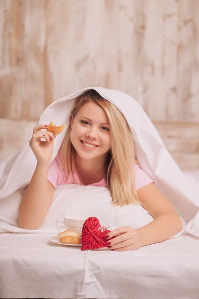 Ontbijt op bed om de dag van Valentijnskaarten — Stockfoto
