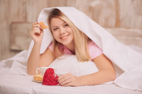 Frukost på sängen till alla hjärtans dag — Stockfoto