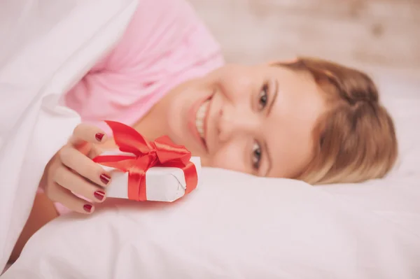 Blonde schoonheid met cadeau voor Valentijnsdag — Stockfoto