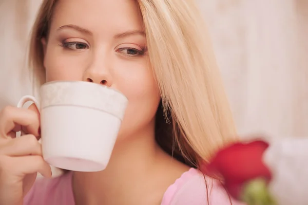 Manhã romântica com café na cama — Fotografia de Stock