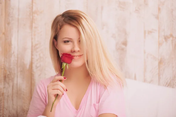 Bella donna in possesso di rosa rossa — Foto Stock
