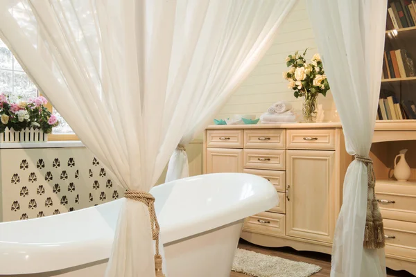Интерьер ванной комнаты в классическом стиле — стоковое фото