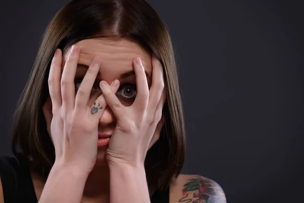 Teenager-Mädchen schaute verängstigt durch Finger — Stockfoto