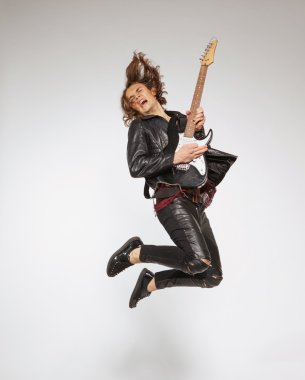 Genç gitar çalan gri izole