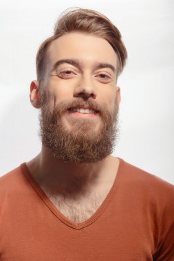 Sakallı yakışıklı beyaz poz