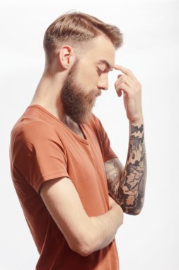 Sakallı yakışıklı beyaz poz