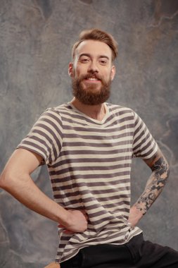 Genç yaratıcı adam koyu arka plan üzerinde poz