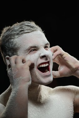 Yakışıklı adam toz kaşıntı ile kaplı