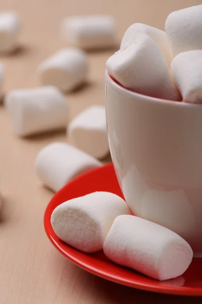 Closeup of marshmallows placed in the cup and saucer — Stock Photo, Image