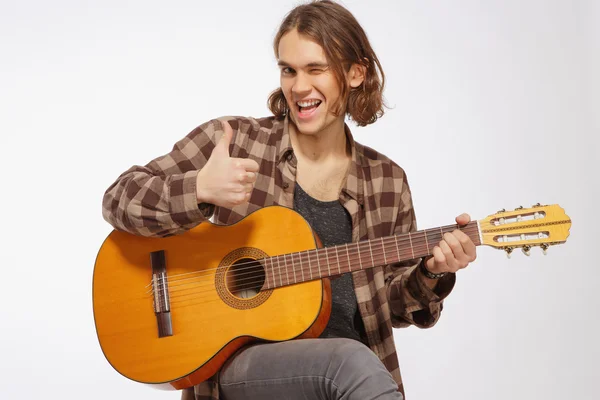 Young guitar player singing a song — Stock Photo, Image