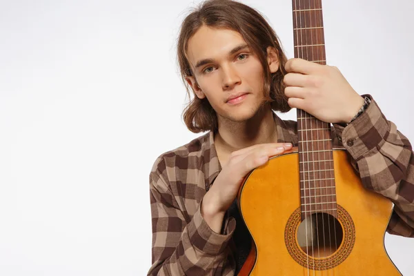 Young guitar player singing a song — Stock Photo, Image