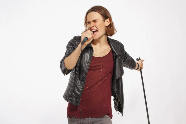 Ung snygg rock sångare anläggning mikrofon — Stockfoto