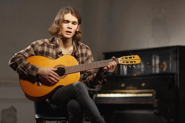 Jeune guitariste chantant une chanson — Photo