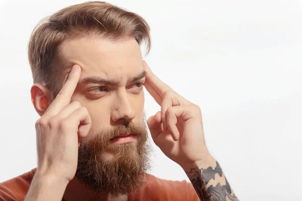 Hombre barbudo guapo con dolor de cabeza — Foto de Stock