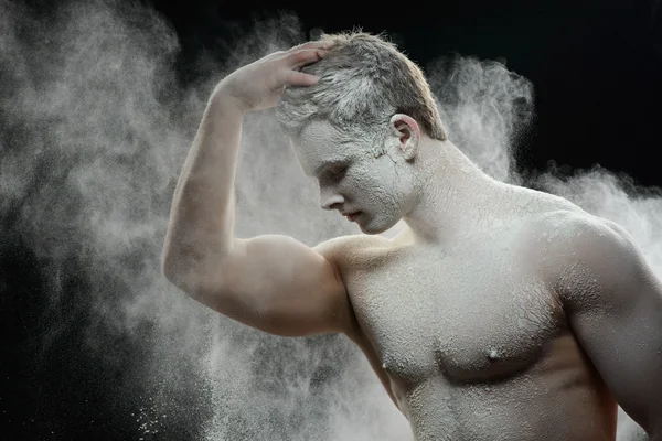 Hombre guapo congelado con un polvo blanco en su cuerpo — Foto de Stock