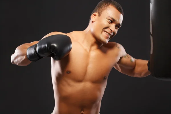 Egzersiz üzerinde yakışıklı boksör — Stok fotoğraf