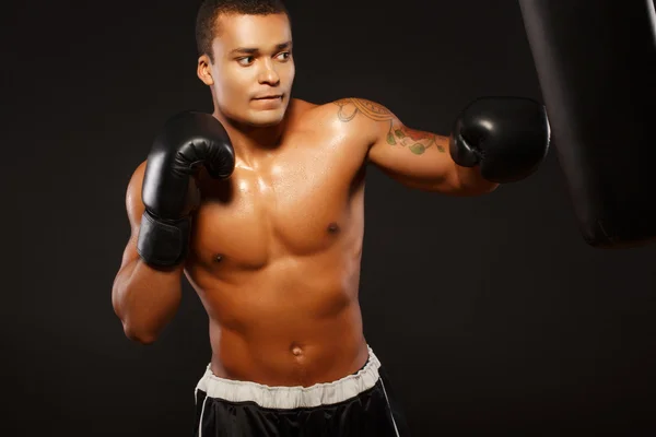 Egzersiz üzerinde yakışıklı boksör — Stok fotoğraf