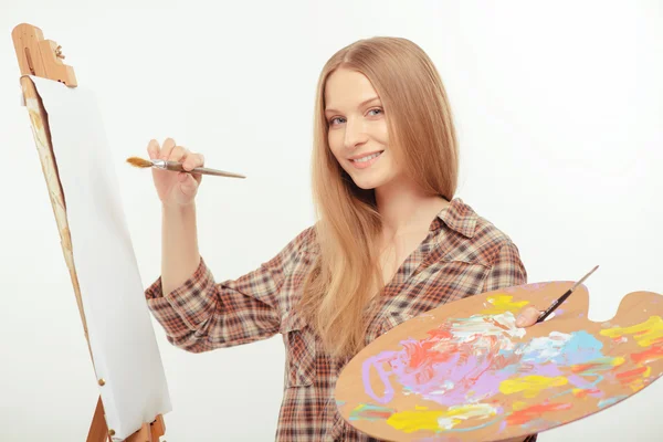 Jovem artista bonito criando uma obra-prima — Fotografia de Stock