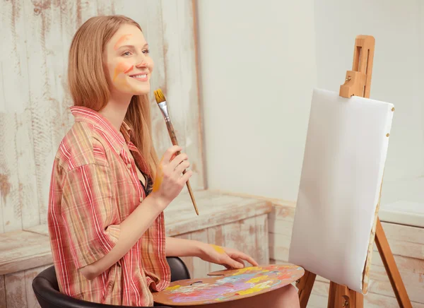 Young beautiful woman creating a masterpiece — Stock Photo, Image