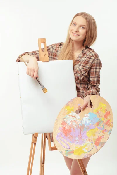 Jeune belle artiste posant avec un chevalet de dessin et la palette — Photo