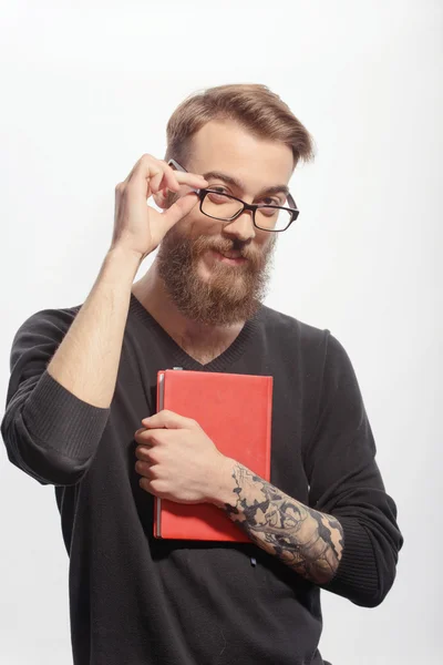 Jovem homem criativo com um livro — Fotografia de Stock