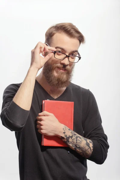 Joven creativo con un libro — Foto de Stock