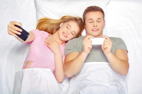 Красивая молодая пара в постели — стоковое фото