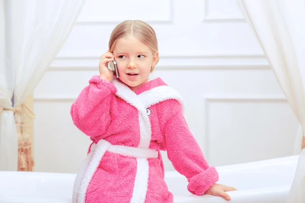 Schattig klein meisje in de badkamer — Stockfoto