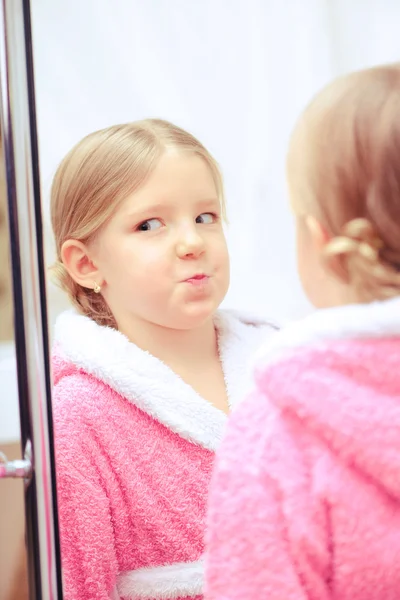 Schattig klein meisje in de badkamer — Stockfoto