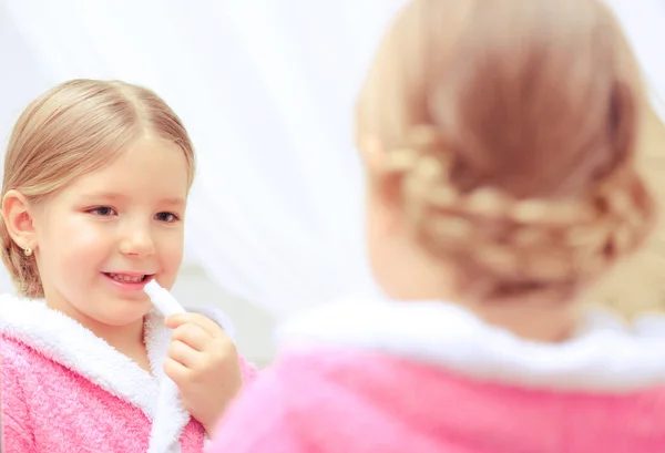 Söt liten flicka i badrummet — Stockfoto