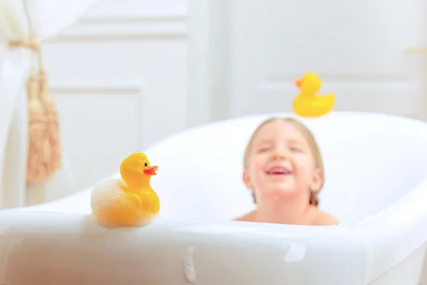 Carino bambina in bagno — Foto Stock