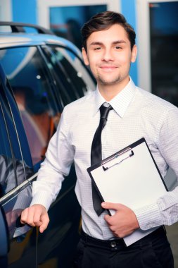 Araba Servisi Yöneticisi bir pano ile poz