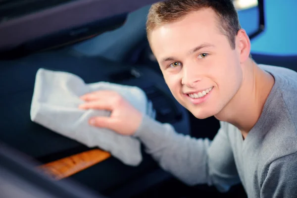 ハンサムな男が彼の車を洗浄 — ストック写真